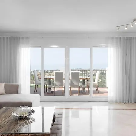 Lovely Two Bedroom With Panoramic Sea Views Apartament