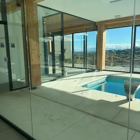Lovely Two Bedroom With Panoramic Sea Views Apartament