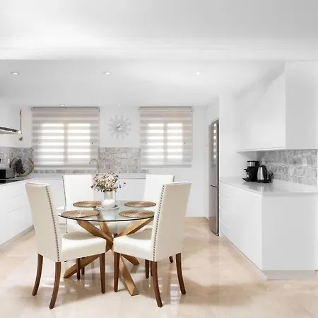 Lovely Two Bedroom With Panoramic Sea Views Apartament *