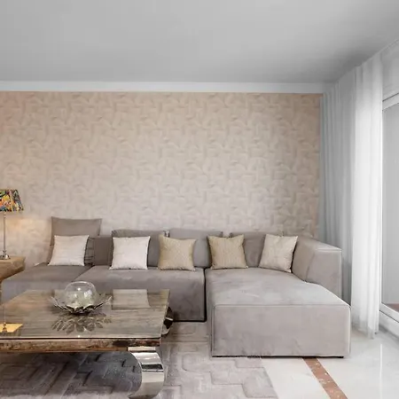 Lovely Two Bedroom With Panoramic Sea Views Apartament