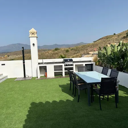 Lovely Two Bedroom With Panoramic Sea Views Apartament